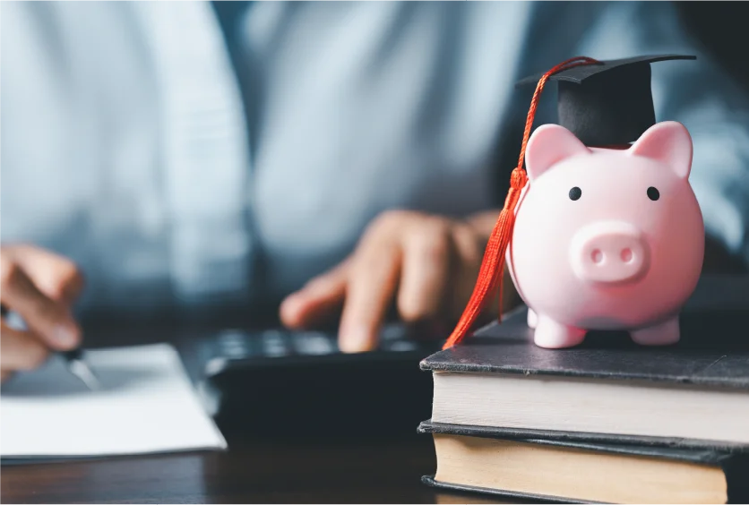 Piggy bank with graduation cap, symbolizing cost-effective learning.